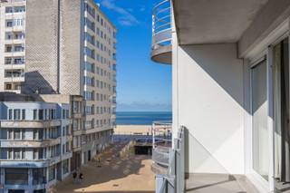 - Stijlvolle bemeubelde studio,- Recent gebouw,- Zonnig terras met lateraal zeezicht,- Mogelijkheid om een garagebox mee aan te kopen in de...