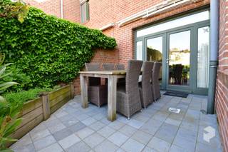 Deze instapklare gezinswoning met opvallend veel lichtinval bevat 3 volwaardige slaapkamers en een onderhoudsvriendelijke tuin.<br /><br />INDELING: inkomhal met toilet, woonkamer met zit-en eetplaats, open keuken met eetplaats, garage, wasplaats en bergruimte. <br />Op de 1ste verdieping is er een nachthal, 3 slaapkamers en badkamer met inloopdouche, lavabomeubel en toilet. <br />BUITEN: Aangelegde tuin met zonnig terras, poortje naar achterliggend gemeenschappelijk tuinpark en parkeerplaats voor het huis. <br /><br />Contacteer PERSPECTIEF VASTGOED – 7 op 7 bereikbaar – voor meer informatie of een bezoek.<br />Bel 050/550.750 of mail naar info@perspectiefvastgoed.be.<br />