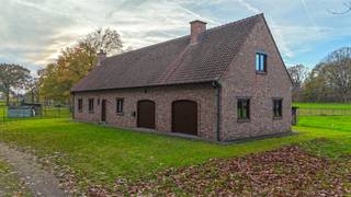 <p>Bij ImmoFusion 7/7 “open huis”: klik op onze 3D-TOUR.<br />Ervaar vastgoed alsof je er zelf doorloopt!</p>
<p>Ontdek deze uitzonderlijk gelegen vrijstaande woning in de rustige, bosrijke omgeving van Paal. Wie houdt van natuur, privacy en een fenomenale perceeloppervlakte van 40are, zal zich hier meteen thuis voelen. De woning bevindt zich op een exclusief en volledig vergund domein, bereikbaar via een indrukwekkende oprit tussen volwassen bomen — een zeldzame parel op de vastgoedmarkt!</p>
<p>Met een bewoonbare oppervlakte van 282m², een perceelbreedte van 40 meter en tal van indelingsmogelijkheden, biedt deze woning een unieke combinatie van ruimte, flexibiliteit en rust voor gezinnen, natuur- en comfortliefhebbers.</p>
<p>Via de inkomhal met handige vestiarekast heb je direct toegang tot alle belangrijke leefruimtes. Links vind je de open leefruimte met gezellige living en eetkamer — een doorzonruimte die uitnodigt om te genieten van het zicht op de groene omgeving, Rechts bevindt zich een eerste slaapkamer of bureauruimte, perfect voor thuiswerk of gasten.</p>
<p>De living vormt een open geheel met de eetruimte, wat zorgt voor een aangename flow en veel natuurlijk licht. De grote ramen benadrukken de rust en privacy van dit unieke perceel.</p>
<p>De keuken is voorzien van een ruime, klassieke eiken keuken, robuust en functioneel, ideaal voor wie houdt van charme en karakter. Daarnaast beschikt het gelijkvloers over een aparte toilet beneden, een ruime inpandige dubbele garage van maar liefst 67m², ideaal als werkruimte, hobbyruimte of extra stockage, een ruime badkamer en langs de keuken nog een extra bergruimte.</p>
<p>De bovenverdieping die nog volledig in te richten is naar eigen smaak biedt een zee aan mogelijkheden dankzij de royale ruimte: potentieel voor 4 ruime slaapkamers. Mogelijkheid tot het creëren van een 2de badkamer, of een polyvalente ruimte (hobbyruimte, fitness, atelier…)</p>
<p>Het dak en de ramen werden steeds goed onderhouden. De houten ramen met dubbele beglazing zijn nog in uitstekende staat.</p>
<p>Buitenruimte – pure privacy tussen de velden en het bos!</p>
<p>Het perceel is volledig omheind en vormt een waar privédomein: Een unieke oprit tussen de bomen een echte eyecatcher! Achteraan volledige privacy met vrij zicht over de velden, de tuin ligt achter de straatkant, verscholen in het groen. De woning ligt te midden van het bos, maar toch slechts 5 minuten van de autosnelweg</p>
<p>Zelden komt een woning met zo’n ligging en perceel op de markt. Dit is wonen in het midden van de natuur, met alle voordelen van bereikbaarheid.</p>
<p>Pluspunten</p>
<ul>
<li>Exclusieve ligging!</li>
<li>Indrukwekkende oprit tussen de bomen</li>
<li>Enorm perceel van 40are met volledige privacy</li>
<li>Inpandige dubbele garage (67m²)</li>
<li>Mogelijkheid tot 5 slaapkamers</li>
<li>Vrij zicht over de omliggende velden</li>
<li>Volledig vergunde woning</li>
<li>Goede bereikbaarheid, 5 min van autosnelweg</li>
<li>Rust gegarandeerd</li>
</ul>
<p>Voor een bezichtiging ter plaatse of meer info, bel ons op 078/78.78.70, of kom gewoon binnen op ons kantoor — steeds welkom!</p>