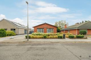 <p><span>Ontdek deze charmante, volledig gelijkvloerse woning, ideaal voor wie comfort, ruimte en rust zoekt. Met drie slaapkamers, een lichtrijke veranda en een grote tuin, is dit huis perfect voor gezinnen of levensgenieters die op zoek zijn naar een vrijstaande woning in een rustige buurt.</span></p><h2><span>Wooncomfort op één niveau</span></h2><p><span>Deze charmante vrijstaande woning biedt alles op het gelijkvloers, wat zorgt voor optimaal wooncomfort en toegankelijkheid. De grote, lichtrijke living vormt het hart van de woning en nodigt uit tot gezellig samenzijn. De vernieuwde pvc-ramen zorgen niet alleen voor een moderne uitstraling, maar ook voor uitstekende isolatie en veel natuurlijk lichtinval.</span></p><h2><span>Ruimte en functionaliteit</span></h2><p><span>De woning beschikt over drie slaapkamers, een badkamer met douche en een apart toilet, waardoor het ideaal is voor een gezin of mensen die graag gelijkvloers wensen te wonen. De bergzolder biedt extra opbergruimte voor al uw spullen. De grote garage met bergruimte is niet alleen geschikt voor een auto, maar biedt ook plaats aan fietsen, gereedschap of andere spullen.</span></p><h2><span>Buitenleven en ligging</span></h2><p><span>Geniet van de royale tuin, perfect voor zonnige middagen, tuinfeesten of een speeltuin voor de kinderen. De lichtrijke veranda is een heerlijke plek om te ontspannen en het buitenleven te ervaren, ongeacht het weer. Gelegen in een rustige straat, biedt deze woning een vredige omgeving weg van de drukte, maar toch dicht bij allerlei voorzieningen.</span></p><p><span>Deze woning combineert een charmante uitstraling en rust. Of u nu op zoek bent naar een gezinswoning, een investering of een project om naar uw hand te zetten, deze woning in een rustige buurt is een kans die u niet wilt missen.</span></p><p><span>Neem snel contact op voor een bezichtiging en laat u overtuigen door de vele troeven van deze unieke woning!</span></p>