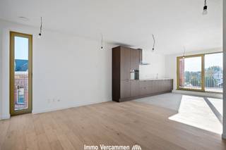 <p><span>Uniek nieuwbouw triplex appartement met knap terras en garage in hartje van het landelijke Duffel-West.</span></p><p><span> </span></p><p><span>Dit energiezuinig duplexappartement combineert ruimte en comfort met een topligging. Het appartement is in laatste fase van afwerking en wordt voorzien van uiterst kwalitatieve materialen. Energiezuinigheid is een absolute troef (E-peil 10), o.a. dankzij vloerverwarming via warmtepomp, zonnepanelen, etc. met een vrijstelling op de onroerende voorheffing tot gevolg (5 jaar).</span></p><p><span> </span></p><p><span>Op de tweede verdieping geniet van een unieke woonruimte in loftstijl met prachtig vergezicht op groen en kasteel Ter Elst. Deze lichtrijke leefruimte is tevens ingericht met volledig afgewerkte keuken. Dit unieke appartement is voorzien van twee volwaardige master bedrooms elk met ensuite badkamer, voorzien van inloopdouche en toilet. De doordachte indeling biedt diverse mogelijkheden, bv. ideaal voor gezinnen, co-housing of als investeringspand / opbreingsteigendom. Achteraan is er een zeer ruime garagebox, met plaats voor wagen en fietsen, verplicht bij aan te kopen aan €40.000 excl. btw.</span></p><p><span> </span></p><p><span>Het appartement geniet een absolute topligging pal in het dorpscentrum van Duffel-West, vlakbij winkels, wekelijkse markt, scholen, sport- en ontspanningsmogelijkheden. Een vlotte bereikbaarheid is gegarandeerd dankzij openbaar verover, nabij gelegen station, fietsostrade en belangrijke invalswegen centraal tussen Brussel - Antwerpen en Mechelen - Lier.</span></p><p><span> </span></p><p><span>6% BTW mogelijk !</span></p><p><span>Bezoek enkel na afspraak, vrijblijvende info op kantoor: 015/755 444 of <span>info@immovercammen.be</span></span></p><p><span> </span></p>