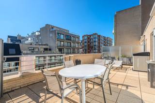 Het appartement is gelegen op de vijfde verdieping van de goed onderhouden residentie Beach Palace, gelegen aan de Leopoldlaan en de Zeedijk...