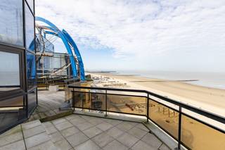 Blankenberge: Uniek hoekappartement met 2 slaapkamers, grote terrassen en zeezicht!Op de 8e verdieping van de unieke residentie &quot;Bristol...