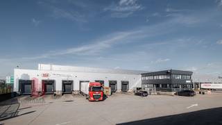 3 744 m² d’espace de stockage <strong>à louer</strong><br />Idéalement situé entre deux voies navigables, dont la Rupel, et à seulement 1,5 km de l’A12, ce qui permet de rejoindre facilement Anvers et Bruxelles. L’accès à l’autoroute E19 (sortie Rumst) se trouve à seulement 8 km. La gare de Boom est située à 2 km et est facilement accessible par les transports en commun.<br /><br />Le hall dispose d’une hauteur libre de 10,5 m et est équipé de 20 quais de chargement, d’une charge au sol de 5 T/m² et d’un système de sprinklers ESFR. Le bâtiment est également doté de panneaux solaires, d’un système de sécurité incendie et d’un système HVAC performant pour le chauffage. Au premier étage se trouve un espace de bureaux de 724 m².<br />Grande aire de stationnement et de manœuvre sur le site.<br /><br />Disponible à partir du 01/02/2026.<br /><br />Contactez <strong>PANORAMA B2B</strong> pour plus d’informations, plans ou une visite sans engagement : <strong>03 225 03 03.</strong>