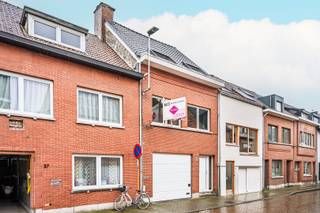 Welkom in de Kapelstraat 35 te Burcht. In deze rustige straat vinden we een ruime woning met een prachtige tuin. We parkeren de auto in de ruime...