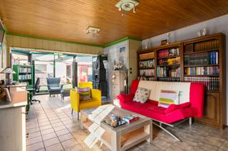 <p>Praktisch ingedeelde woning met woonkamer aansluitend op een gezellige veranda met kachel en een volledig ingerichte keuken van ca. 16m². Op het gelijkvloers bevinden zich een <strong>slaapkamer van 12,7m²</strong>, die eventueel opnieuw bij de woonkamer kan worden betrokken, een badkamer met douche, achterinkom/wasplaats en opbergveranda.</p>
<p>Op de verdieping zijn er <strong>twee ruime slaapkamers van ca. 18m² en 25m²</strong>. De grootste slaapkamer biedt door haar oppervlakte de mogelijkheid om eventueel op te splitsen in twee kinderkamers.</p>
<p>Verder beschikt de woning over een <strong>ruime garage</strong>, geschikt voor twee wagens achter elkaar of voor één wagen in combinatie met extra berg- of werkruimte. Het <strong>volledig beschutte binnenterras</strong> biedt een aangename buitenruimte waar u heerlijk uit de wind zit.</p>
<p><strong>Bijzonderheden</strong></p>
<ul>
<li><strong>3 slaapkamers</strong>, waarvan 1 op het gelijkvloers</li>
<li>Grootste slaapkamer eventueel op te splitsen</li>
<li>Gelijkvloerse slaapkamer eventueel te integreren in de woonkamer</li>
<li>Ingerichte keuken van ca. 16m²</li>
<li>Veranda met kachel</li>
<li>Achterinkom/wasplaats en extra opbergveranda</li>
<li>Ruime garage met diverse gebruiksmogelijkheden</li>
<li>Volledig beschut en windluw binnenterras</li>
</ul>