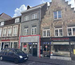Veelzijdige handelsruimte van 66 m² op een uitstekende ligging in het centrum van Brugge, vlakbij de vesten, ’t Zand en in de nabijheid van een ondergrondse parking. Deze lichtrijke ruimte beschikt over een open indeling en biedt tal van mogelijkheden voor kantoor, winkel of praktijkruimte. Dankzij de praktische inrichting kan de ruimte eenvoudig aangepast worden aan verschillende commerciële activiteiten. Verder is er een kitchenette aanwezig, evenals een apart toilet en een kleine buitenruimte die extra comfort biedt.<br /><br />De centrale ligging zorgt voor een vlotte bereikbaarheid, zowel te voet als met de wagen, en biedt een goede visibiliteit in een levendige omgeving. De nabijheid van parkeermogelijkheden vormt een extra troef voor klanten en bezoekers. Een ideale opportuniteit voor wie op zoek is naar een commerciële ruimte op een strategische locatie in hartje Brugge.<br /><br />EPC label A
