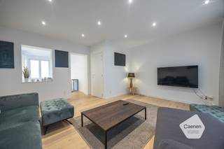 Dit <strong>volledig gerenoveerd</strong> 1-slaapkamer appartement bevindt zich op wandelafstand van de Visserskaai, het centrum van Oostende, winkels en horeca. <br /><br />Dit appartement werd <strong>kwalitatief gerenoveerd</strong> met hoogwaardige materialen en oog voor detail. <br />De <strong>indeling</strong> van dit appartement is als volgt;
<ul>
	<li>Inkom</li>
	<li><strong>Lichtrijke</strong> leefruimte</li>
	<li><strong>Volledig geïnstalleerde</strong> open keuken</li>
	<li>Volwaardige slaapkamer</li>
	<li>Badkamer met lavabo meubel en douche</li>
</ul>
<br />Indien u graag een bezoek had gewenst ter plaatse of meer informatie, aarzel niet om contact op te nemen op het nummer <strong>0495/57 45 30</strong> of via <strong>manon.vn@caenen.be</strong>. <br /> 