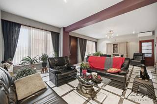 <br /><br />Bent u op zoek naar een<strong> ruime woning met veel potentieel én commerciële mogelijkheden</strong>? Dan is deze eigendom op een vlot bereikbare ligging te Booischot zeker een bezoek waard.<br /><br />Deze karaktervolle woning beschikt over maar liefst<strong> 5 volwaardige slaapkamers</strong> en <strong>2 badkamers</strong>, waardoor ze uitermate geschikt is voor grote gezinnen of wie extra ruimte wenst voor hobby, logees of thuiswerk. Op het gelijkvloers bevindt zich naast de <strong>lichtrijke leefruimte </strong>en de <strong>ingerichte keuken</strong> ook een <strong>afzonderlijk bureel</strong>, ideaal voor een vrij beroep of thuiswerk.<br /><br /><strong>Ruime en functionele loods</strong> die tal van gebruiksmogelijkheden biedt. Deze kan perfect dienen als opslagruimte, werkplaats, magazijn of voor het uitoefenen van een zelfstandige activiteit.<br />De loods is uitgerust met <strong>twee sectionale poorten</strong>, wat zorgt voor een vlotte toegankelijkheid voor voertuigen, leveringen of professioneel gebruik. Daarnaast zijn er één of meerdere <strong>atelier- of werkruimtes</strong> voorzien, ideaal voor ambachtelijke activiteiten, stockage of hobbyprojecten.<br /><br />Dankzij de indeling en zichtbaarheid langs de straat biedt deze eigendom bovendien de <strong>mogelijkheid tot het</strong> <strong>uitoefenen van een handelsactiviteit </strong>of zelfstandige activiteit (mits de nodige vergunningen). De ruime parkeermogelijkheden vormen hierbij een absolute troef voor klanten of bezoekers.<br /><br /><u><strong>Extra troeven</strong></u>:
<ul>
	<li>Zonnepanelen</li>
	<li>Airconditioning</li>
	<li>Renovaties uitgevoerd in 1995 en 2003</li>
	<li>Degelijke basis met tal van mogelijkheden</li>
	<li>Veel parkeergelegenheid</li>
</ul>
<br />Met een gerichte opfrissing of renovatie kan deze woning worden omgevormd tot een prachtige, hedendaagse thuis of een combinatie van wonen en werken.<br /><br />Bent u op zoek naar ruimte, zichtbaarheid en potentieel op een strategische locatie? Contacteer Anne vandaag nog op het nummer 0472/78.40.49 voor meer informatie of een bezoek ter plaatse.