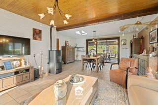 eze instapklare gezinswoning, gelegen in het gezellige Wijchmaal (Peer), biedt een ideale combinatie van rust, ruimte en bereikbaarheid. De woning bevindt zich in een groene en kindvriendelijke omgeving, met wandelroutes en scholen voor kleuter-, lager- en middelbaar onderwijs vlakbij. Dankzij de vlotte verbindingen naar Bocholt, Meeuwen en Genk geniet je hier van landelijk wonen met alle voorzieningen in de buurt.
<p><br />De open bebouwing uit 1985 is perfect onderhouden en instapklaar. De woning beschikt over 4 slaapkamers, vloerverwarming op het gelijkvloers en in de badkamer boven, een lichtrijke open leefruimte met veranda, en een inpandige garage met twee poorten. Daarnaast is er een badkamer op op verdiep, een extra berging op de eerste verdieping, een ruime wasplaats gelijkvloers, een afgesloten tuin met overdekt terras en een brede oprit met extra parkeermogelijkheden.</p>
<p><br /><strong>Enkele troeven:</strong></p>
<ul><li><strong>Energiezuinig wonen:</strong> Dankzij 12 zonnepanelen, pvc-ramen met dubbele beglazing, airco, vloerverwarming, verwarming op gas en een pelletkachel.</li><li><strong>Instapklaar en ruim:</strong> 4 slaapkamers, praktische indeling en voldoende bergruimte voor het hele gezin.</li><li><strong>Binnen- en buitencomfort:</strong> Veranda met veel lichtinval, overdekt terras en een volledig omheinde tuin voor optimale privacy.</li><li><strong>Uitstekende ligging:</strong> Nabij scholen, winkels, horeca, openbaar vervoer en groene wandelroutes in de omgeving.</li></ul>
<p><br />Wil jij comfortabel en energiezuinig wonen in een rustige, gezinsvriendelijke buurt? Plan dan vandaag nog je bezoek aan deze instapklare woning in Wijchmaal (Peer) via 089 46 48 63 of impact@era.be, Khaz helpt je graag verder!</p>