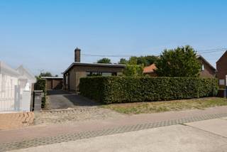 Landelijk gelegen open bebouwing op 800m² met op het gelijkvloers inkomhal, living, keuken met dubbele spoelbak, keramische kookplaat,...