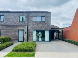 Deze recente en ruime halfopen bebouwing is gelegen in een rustige en aangename omgeving en biedt alle comfort voor wie op zoek is naar een kwalitatieve gezinswoning.<br /><br />De woning beschikt over 3 slaapkamers, een praktische carport en een ruime tuin waar het heerlijk vertoeven is. Dankzij de recente bouw geniet de woning van een moderne uitstraling en een aangename leefomgeving.<br /><br />Een ideale woning voor wie ruimte, comfort en rust wil combineren.<br /><br />Troeven:<br /><br />- Recente halfopen bebouwing<br />- 3 slaapkamers<br />- Ruime en aangename leefruimtes<br />- Carport<br />- Ruime tuin<br />- Rustige ligging<br />- Gunstig EPC label