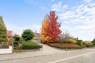 Gelegen te 9406 Outer (Ninove). Deze perfect onderhouden viergevelwoning ligt in een rustige, residentiële wijk op 3 km van het centrum van Ninove...