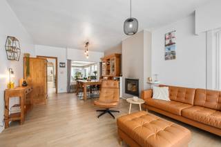 [[ DIT PAND NEEMT DEEL AAN DE ERA OPEN HUIZEN DAG OP 13/6 VAN 17:30 TOT 18:30 ]]
<p>Te koop: halfopen woning in het centrum van Hamme, op korte afstand van openbaar vervoer en voorzieningen.</p>

<p>Deze woning uit 1956 biedt een ruime indeling en een aangename ligging in een sociale buurt. De grote tuin vormt een perfecte plek om te ontspannen of te genieten van buitenactiviteiten. De garage zorgt voor extra comfort en veilige parkeergelegenheid. Bovendien beschikt de woning over een ruime zolder die extra opslagruimte of een creatieve invulling mogelijk maakt.</p>

<p>Belangrijkste ruimtes:<br />• Living (28 m²) met veel lichtinval<br />• Eetkamer (16 m²) aansluitend op de living<br />• Keuken (10 m²) met functionele indeling<br />• Badkamer (9 m²)<br />• Slaapkamer (19 m²)<br />• Slaapkamer (15 m²)<br />• Slaapkamer (13 m²)<br />• Zolder (25 m²) met veel mogelijkheden</p>

<p>Troeven:<br />• Grote tuin voor ontspanning<br />• Garage voor veilige en handige parkeergelegenheid<br />• Ruime zolder met potentieel</p>

<p>Neem vandaag nog contact op met je ERA-makelaar voor een bezoek. JOUW DROOMHUIS. ZO GEVONDEN!</p>