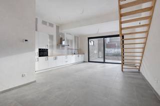 Aan het begin van de Driekapellenstraat bevindt zich dit uitermate charmante verbouwing dat comfort, energiezuinigheid en functionaliteit perfect combineert. Deze woning wordt verkocht onder registratierechten en is daardoor extra interessant voor wie een recente en instapklare woning zoekt zonder BTW!
Bij het betreden van de woning komt u in een open en uitnodigende inkomhal met gastentoilet. Van daaruit bereikt u de zeer lichtrijke open leefruimte, waar grote raampartijen zorgen voor een aangenaam gevoel van ruimte en connectie met de tuin. De volledig uitgeruste open keuken vormt het hart van de woning en sluit naadloos aan bij de leefruimte. Aansluitend is er een praktische berging die extra opbergruimte en comfort biedt.
De leefruimte geeft uit op de mooie tuin met terras, een perfecte plek om te ontspannen en te genieten van zonnige dagen in alle rust.
Op de eerste verdieping bevinden zich twee ruime slaapkamers en een stijlvolle badkamer. Daarnaast beschikt de woning over een grote zolderkamer die reeds werd afgewerkt tot ruime kamer, maar eventueel zelfs twee slaapkamers kunnen worden ingericht. Dit maakt de woning bijzonder flexibel en toekomstgericht, ideaal voor groeiende gezinnen of wie extra ruimte wenst voor hobby’s of een thuiskantoor.
Buiten is er nog een aparte berging, een fietsenberging en bovendien is er de mogelijkheid tot aankoop van een staanplaats, wat het dagelijkse comfort aanzienlijk verhoogt.
Kortom, deze woning biedt een unieke combinatie van charme, ruimte en modern wooncomfort, op een aantrekkelijke locatie en onder een fiscaal interessant verkoopregime.
Meer info of een bezoek:
Michael@immoaccenta.be