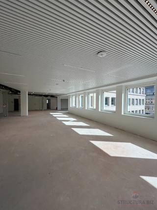 Kantoren te huur met een ideale ligging tussen de Grote Markt en het Centraal Station. Talrijke faciliteiten in de buurt (parkeergelegenheid, winkels, restaurants).<br />Gemakkelijk bereikbaar met het openbaar vervoer.<br />Parking: 2.400 €/plaats/jaar.<br />Parking ratio: 494 m²/unit.