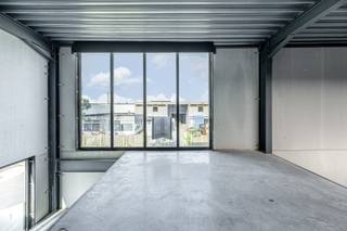 - Unité KMO neuve (TVA déductible)<br />- Emplacement idéal à Dadizele: Industrielaan 7, unité 8<br />- 249 m² (223 m² + étage de 26 m²) - Hauteur libre de 5,6 m - Largeur de 12,45 m<br />- Structure en acier avec panneaux de béton et murs coupe-feu isolés entre les unités<br />- Tôles de toit en acier avec revêtement en PVC et écoulements d'urgence, avec verrière<br />- Porte sectionnelle électrique de 4 m sur 4,2 m<br />- Fenêtres et portes en aluminium<br />- 2 places de parking incluses<br />- Frais de raccordement aux services publics inclus<br />- Prix indicatif: 336.750 €
