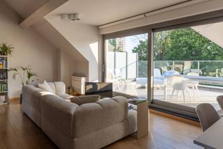 <p>Te koop in het hart van Sint-Amands, met prachtig zicht op de kerk en de Schelde: deze karaktervolle en polyvalente duplexwoning met een bewoonbare oppervlakte van 124 m². De woning wordt als één geheel verhuurd en combineert comfortabel gelijkvloers wonen met een ruime, open loft op de tweede verdieping en een zonnig terras.<br />Op het gelijkvloers (ca. 60 m²) bevindt zich een open slaap-, zit- en eetruimte met keukenhoek, een badkamer met inloopdouche, een ruime dressing en een apart toilet. De vloerverwarming zorgt voor extra comfort. Aansluitend geniet u van een aangename, onderhoudsvriendelijke stadstuin van 65 m², een rustige en private buitenruimte midden in het centrum. De tweede verdieping (ca. 64 m²) is ingericht als lichtrijke open loft met geïntegreerde keuken. Deze verdieping biedt een flexibele indeling en kan naar wens worden ingericht, eventueel met extra slaaphoek. Ook hier is vloerverwarming voorzien, evenals airconditioning en een apart toilet. Via de leefruimte bereikt u het zuidwest georiënteerde zonneterras van 26 m² met mooi zicht op de Schelde. De lift komt rechtstreeks uit in de leefruimte, wat bijdraagt aan het gebruikscomfort.<br />De woning beschikt over een EPC-score B, zonnepanelen en een garage van 19 m². <br />Deze unieke woning is ideaal voor wie ruimte, licht en flexibiliteit weet te waarderen en op zoek is naar kwalitatief wonen op een centrale topligging. Momenteel verhuurd. Het pand heeft een EPC-label B en een UC van 2141351, en is voorzien van centrale verwarming op gas. Voor verdere inlichtingen, neem vrijblijvend contact op via het nummer 03/283 84 84 of mail naar viktor@ax-quality.be.</p>