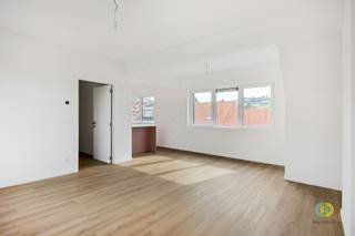 <p><span>Ontdek dit volledig vernieuwde éénslaapkamerappartement in Neder-Over-Heembeek, gelegen in een recent gebouw. Dankzij de totaalrenovatie, moderne afwerking en aanwezigheid van vloerverwarming geniet u hier van het comfort van een nieuwbouwgevoel, zonder het bijhorende btw-tarief van 21%. De ligging is bijzonder praktisch: winkels, openbaar vervoer en dagelijkse voorzieningen bevinden zich vlakbij. Via de inkomhal krijgt u toegang tot de verschillende ruimtes. Aan de rechterzijde bevindt zich de aangename leefruimte met een moderne, volledig uitgeruste keuken die naadloos in het geheel geïntegreerd is. Verder beschikt het appartement over een volledig vernieuwde badkamer met inloopdouche, wastafel. Een aangenaam balkon zorgt hier voor een extra troef en biedt bovendien een praktische plek om de was te laten drogen of van de zon te genieten. De slaapkamer van ruim 13 m²  leent zich om op een originele en gezellige manier inrichten. Daarnaast beschikt het appartement over een ruime berging met aansluitingen voor wasmachine en droogkast. Een privatieve kelderberging dient verplicht bij aangekocht te worden. Daarnaast bestaat er de mogelijkheid om een staanplaats aan te kopen. Dit instapklare appartement is een uitstekende keuze voor starters die modern en comfortabel willen wonen, maar is dankzij de aantrekkelijke kenmerken eveneens bijzonder interessant als investering.</span></p>