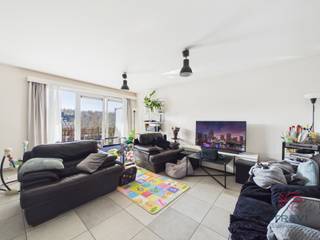 6700 ARLON (Wäschbour, 22-24 lot A105) – On the edge of the countryside, ideally located and close to all amenities (shops, schools, public transport, etc.), 10 minutes by car from Luxembourg, close to Arlon city center and 30 minutes from the economic center of the Grand Duchy. TREVI offers you this beautiful 2-bedroom apartment in a building dating from 2007, comprising: entrance hall, separate toilet, living room, fully equipped kitchen, 2 bedrooms, bathroom, laundry room, and terrace. In the basement, there is a private cellar (no. C11). Parking and/or garage available at an additional cost. <br /><br />** TECHNICAL **<br />- PEB: B; 19 kg/C02/m²/year; 93kwh/m²/year; unique code: 20230310023952;<br />- NEW communal gas boiler with hot/cold water meters;<br />- Water softener;<br />- Electricity confirmed;<br /><br />**FINANCIAL CONDITIONS**<br />Asking price: €290,000<br />Charges: €150/month for private hot and cold water + heating + communal areas<br />The property is sold occupied with a base rent of €885/month starting on 02/26/2021 (9-year lease) including parking.<br />Sale price subject to registration fees (3% or 12.5% depending on conditions)<br />Basic deed fees payable by the buyer (± €800 excluding VAT)