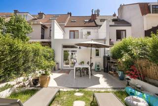 <p><b>KOEKELBERG</b>, Achter de karakteristieke gevel gaat een gezellig huis schuil waar elke verdieping is ontworpen met het oog op comfort, gezelligheid en ruimte.</p>
<p>Op de begane grond volgen de leefruimtes elkaar harmonieus op: een gezellige woonkamer met parketvloer, een uitnodigende eetkamer en een ruime, volledig uitgeruste keuken van ±22 m², het echte hart van het huis. Deze komt uit op een aangename tuin van ±40 m² met een bijgebouw van ±11 m², ideaal voor een kantoor, een werkplaats of extra opslagruimte.</p>
<p>Op de eerste verdieping zorgen twee mooie slaapkamers, een doucheruimte en een prachtig terras van ±18 m² voor een intieme en lichte leefruimte, perfect om van de mooie dagen te genieten.</p>
<p>De ingerichte zolder biedt plaats aan twee extra slaapkamers, waarvan één met een mezzanine, wat talrijke mogelijkheden biedt voor een gezin, een thuiskantoor of logeerkamers.</p>
<p>Twee kelders maken het pand compleet.</p>
<p>Een huis dat op elegante wijze de charme van het verleden combineert met modern comfort, in een gewilde wijk vlakbij winkels, openbaar vervoer en scholen.</p>
<p>Elektriciteit CONFORM</p>
<p>EPB: E+, 226 kWh/(m²/jaar)</p>
<p>Een zeldzame kans die u niet mag missen.</p>
<p><u>Op de begane grond:</u></p>
<ul>
<li>Hal van ± 8 m² - Tegels</li>
<li>Woonkamer van ± 12,3 m² - Parket</li>
<li>Eetkamer van ± 13 m² - Parket</li>
<li>Volledig uitgeruste keuken van ± 22 m²</li>
<li>Tuin van ± 40 m² op het noorden met een bijgebouw van ± 11 m²</li>
</ul>
<p><u>Op de 1e verdieping:</u></p>
<ul>
<li>Overloop van ± 4 m²</li>
<li>Slaapkamer 1 van ± 13 m² - Parket</li>
<li>Terras van ± 18 m² op het noorden</li>
<li>Slaapkamer 2 van ± 16 m² - Parket</li>
<li>Doucheruimte van ± 8,5 m² (douche, dubbele wastafel en ruimte voor een wasmachine)</li>
</ul>
<p><u>Op de 2e verdieping: </u></p>
<ul>
<li>Slaapkamer 3 van ± 14 m²</li>
<li>Slaapkamer 4 van ± 9 m²</li>
<li>Mezzanine</li>
</ul>
<p>2 kelders</p>