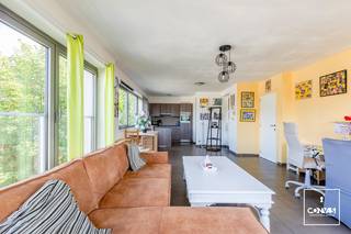 Op de tweede verdieping bevindt zich dit appartement met een<strong> ruime leefruimte</strong>, <strong>twee slaapkamers</strong> en<strong> twee terrassen</strong>. <br /><br />Vanuit de inkomhal kom je rechts in de leefruimte. Dankzij de <strong>grote ramen</strong> valt hier veel daglicht binnen en via het schuifraam bereik je het eerste terras. De<strong> open keuken</strong> sluit aan op de leefruimte, met daarnaast een berging/ technische ruimte waar plaats is voor een wasmachine. <br /><br />Terug in de gang ligt eerst de <strong>eerste slaapkamer</strong>. Verderop bevinden zich het <strong>apart toilet</strong> en de<strong> badkamer met ligbad</strong> en dubbele wastafel. Aan het einde van de gang kom je in de ruime tweede slaapkamer, die toegang geeft tot het grote terras. <br /><br />Een<strong> carport is inbegrepen in de prijs</strong>. Het appartement is momenteel verhuurd, wat het ook interessant maakt voor wie op zoek is naar een investering.<br /><br />Voor meer informatie en een bezoek, neem dan contact op met <strong>Debora </strong>via<strong> debora@convas.be</strong>