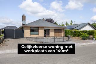 Gelijkvloerse gezinswoning met een ruime werkplaats van 140m² op een perceel van 10 are 16 ca.<br />De woning is voorzien van 4 slaapkamers, een inpandige garage en een ruime living met veel lichtinval.<br />Daarnaast is er een gunstige EPC-score van 295 kWh/m² of label C waardoor er geen renovatieverplichting van toepassing is.<br />Het pand biedt een goede basis om naar eigen smaak in te richten.<br /><br />Indeling: (plan in bijlage)<br />Gelijkvloers: <br />+ Inkomhal<br />+ Leefruimte met veel lichtinval<br />+ Keuken<br />+ Achterinkom<br />+ Badkamer<br />+ Apart toilet<br />+ Slaapkamer 1 <br />+ Slaapkamer 2<br />+ Slaapkamer 3 <br />+ Inpandige garage<br /><br />1ste verdieping:<br />+ Ruime slaapkamer met airco<br />+ Zolderruimte (berging)<br /><br />Werkplaats:<br />+ Open ruimte met een zolder op de eerste verdieping<br /><br />Op zoek naar een combinatie van wonen en werkplaats/ opslag? Dan is deze woning zeker iets voor jou.<br />Neem contact met ons op en we helpen u graag verder.