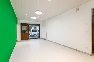 Commerciële ruimte met uitstekende zichtbaarheidDeze handelszaak beschikt over een eigen parking voor 3 wagens en een uitnodigende toonzaal met...