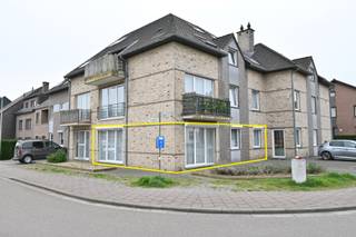* * IN OPTIE * * BIJ INTERESSE AUB UITSLUITEND REAGEREN VIA = https://immogoffin.mijnhuurprofiel.be/property/f97bc7e1-b3b8-4709-a518-de47ed073448<br /><br />Dit gelijkvloers appartement met een bewoonbare oppervlakte van 81 m² (Bron: EPC) is gelegen in Residentie “Calypso”, op de hoek van de Winterstraat en Schureveld. Op een 10-tal minuten wandelen komt men in het gezellige centrum van Bilzen met alle faciliteiten die deze bloeiende stad te bieden heeft, zoals winkels, gezellige restaurantjes, scholen, het station,.. Verschillende supermarkten bevinden zich vlakbij. Ook omliggende steden zoals Hasselt en Tongeren, zijn vlot bereikbaar met de oprit van de E313 op een vijftal minuten rijden.<br /><br />INDELING:<br />Inkomhal, badkamer met douche en WC, slaapkamer 1, slaapkamer 2, ruime berging, open keuken en leefruimte<br /><br />Buiten: afgesloten garage <br /><br />Dit appartement is voorzien van lichtarmaturen, raamdecoratie en rolluiken, zodat de geschikte huurder hier goed ontvangen zal worden en snel zijn nieuwe thuis van kan maken.<br /><br />EPC: 157 kWh(m²jaar) - label B<br /><br />Huurprijs te verhogen met 25,00 EUR voor vaste forfaitaire bijdrage in de gemeenschappelijke onkosten.<br /><br />VRIJ VANAF 01.05.2026