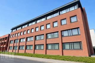 Op een uitstekende en goed bereikbare locatie in Brugge bevindt zich dit imposante kantoorgebouw.<br /><br />Met een totale bruikbare vloeroppervlakte van 2.806 m² over vier royale plateaus, biedt het gebouw een unieke combinatie van oppervlakte, comfort en flexibiliteit. Opsplitsbaar per verdieping vanaf +/- 635 m². <br /><br />De open space kantoorruimte met een oppervlakte van 736 m² is instapklaar en de ruimtes zijn gemakkelijk in te delen zodat u uw kantooromgeving volledig kunt afstemmen op de behoeften van uw noden en uw team. Per verdieping is er een sanitaire ruimte voorzien. <br /><br />Beschikbaar in zowel koop als huur, is dit gebouw een toekomstgerichte oplossing voor bedrijven die willen groeien en zich willen vestigen op een strategische locatie in Brugge.<br /><br />Ondergrondse als bovengrondse parkeermogelijkheden.<br /><br />Contacteer PANORAMA B2B voor bijkomende inlichtingen, plannen of een vrijblijvend plaatsbezoek 0476 215 115.