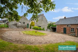 Deze ruime en karaktervolle hoeve biedt een unieke kans voor wie op zoek is naar een eigendom met uitstraling en toekomstmogelijkheden. De...