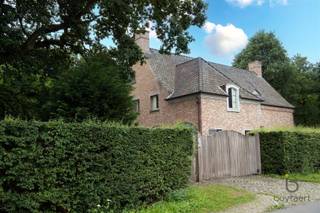 Gezellige MANOIRE villa in een aangename omgeving te Halle / Zoersel!Dit prachtig eigendom tussen de dorpskernen van Sint-Antonius en Halle, gelegen...