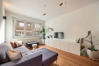 <p>Hier woon je letterlijk tussen de stad en het park – met het Rivierenhof op wandelafstand als jouw groene toevluchtsoord. Een ideale uitvalbasis voor professionals die kwaliteit zoeken.</p><p>Een ligging vol leven en gemak. Op de grens van Antwerpen en Borgerhout, met alles binnen handbereik: winkels, supermarkten, hippe koffieplekken, gezellige eetadresjes en openbaar vervoer voor de deur. De Antwerpse Ring en het Centraal Station zijn vlot bereikbaar – ideaal voor pendelaars of wie houdt van een goed verbonden stadse levensstijl.</p><p>•    Gemeubeld<br />•    Groene tuin<br />•    92 m² lichtrijke woonruimte<br />•    EPC-label C – elektriciteit conform</p><p>De open woonkeuken is het hart van het appartement, voorzien van moderne witte kasten, inbouwapparatuur en een functioneel keukeneiland dat naadloos aansluit bij de ruime zithoek. Natuurlijk licht stroomt binnen en creëert een aantrekkelijke, gastvrije sfeer. De houten vloeren geven het geheel warmte en karakter.<br />De walk-in closet met ingebouwde kastsystemen leidt naar de slaapkamer aan de rustige achterzijde. Aansluitend bevindt zich de luxe badkamer met inloopdouche die aanvoelt als een mini-spa.</p><p>Kers op de taart is de groene tun waar het zalig vertoeven is.</p><p>Interesse? <br />Gelieve uw gegevens in te vullen onderaan de advertentie bij de bezoekaanvraag op onze website www.sinjoor.be. De dossierverantwoordelijke zal nadien zo snel mogelijk contact met u opnemen.</p>