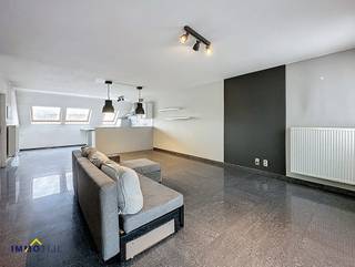 Dit instapklaar appartement bevindt zich op de 3e en 4e verdieping van een recent gebouw met lift. Het beschikt over een inkomhal, een...