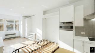 <p>Instapklare en verzorgde studio op een topligging nabij de Lippenslaan en het centrum van Knokke, gelegen in de gegeerde Bayauxlaan en genietend van een zuidgerichte oriëntatie.</p>
<p>De studio bestaat uit een aangename leef- en eetruimte met mooie lichtinval. De ingerichte keuken is praktisch opgevat en voorzien van oven, koelkast, vaatwasser en vitro-keramische kookplaat. Verder is er een nette en verzorgde douchekamer. Dankzij de ingebouwde kastenwand met dubbel bed, aangevuld met een divanbed, wordt de ruimte optimaal benut en biedt de studio een comfortabel en functioneel geheel.</p>
<p>Een ideale pied-à-terre of investering op een absolute toplocatie in Knokke, op wandelafstand van winkels, horeca en het strand.</p>