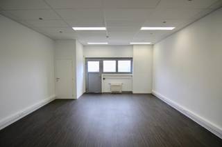 Doorlopende kantoorruimte van 90 m² in het gekende Bedrijvencentrum van Tienen aan een zeer interessante huurprijs met o.a. soepele...