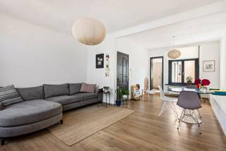 <p>Op zoek naar een woning die praktisch wonen combineert met een warme, huiselijke sfeer? Dan is deze charmante woning aan de Dichtersstraat 54 in Wilrijk zeker een bezoek waard. Achter de gevel schuilt een verrassend ruime woning met een logische indeling, veel mogelijkheden en alle troeven voor comfortabel wonen.</p>
<p>Bij het binnenkomen op het gelijkvloers wordt u verwelkomd door een ruime garage, ideaal voor uw wagen, fietsen of extra bergruimte. Verder bevindt zich hier een apart toilet en een gezellige, onderhoudsvriendelijke koer waar u in alle rust kunt genieten van een kop koffie in de ochtend, een zomerse barbecue of een ontspannen avond in de buitenlucht.</p>
<p>Op de eerste verdieping vormt de lichtrijke leefruimte het warme hart van de woning. Dankzij de aangename lichtinval ontstaat hier een gezellige sfeer waar u zich meteen thuis voelt. Aansluitend bevindt zich de keuken, praktisch ingericht en met alle ruimte om heerlijke maaltijden te bereiden en gezellige momenten met familie en vrienden te beleven.</p>
<p>De tweede verdieping beschikt over twee volwaardige slaapkamers die perfect dienst kunnen doen als master bedroom, kinderkamer, bureau of hobbyruimte. De badkamer vervolledigt deze verdieping en biedt alle comfort voor het dagelijkse gezinsleven.</p>
<p>Deze woning is de ideale keuze voor starters, koppels of kleine gezinnen die op zoek zijn naar een instapklare woning met garage en buitenruimte op een centrale ligging in Wilrijk. Winkels, scholen, openbaar vervoer en belangrijke invalswegen bevinden zich op korte afstand, waardoor u geniet van een uitstekende bereikbaarheid zonder in te boeten aan wooncomfort.<br /><br /><br />Troeven:<br /><br />- AREI is conform<br />- Garage<br />- Instapklaar<br /><br />Laat u verrassen door de ruimte, de gezelligheid en de mogelijkheden die achter deze gevel schuilgaan.<br /><br />Alle attesten zijn te vinden op www.jamar.immo.<br /><br />Wg, Vg, Gvkr, Gmo, Gvv, geen WORG</p>
