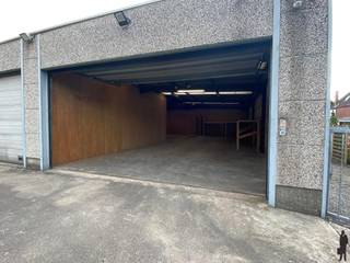 Magazijn/opslagruimte van ca. 310m² in het centrum van Meer.Bijzonderheden:-automatische poort-ruime oprijlaan afgesloten met een poort-inrit langs...