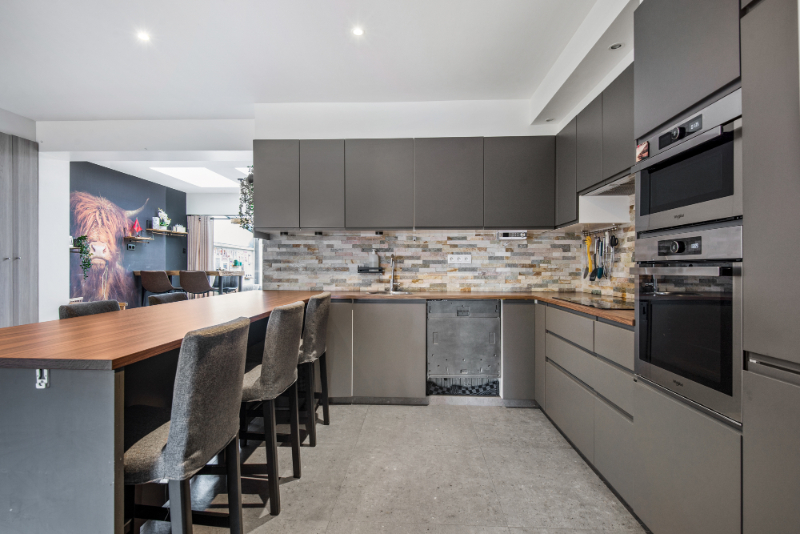 Zeer rustig en centraal gelegen rijwoning met 6 SLK, tuin & oprit - foto 4