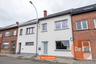 EERSTE BEZOEKMOMENT – Vrijd. 26/6 – 16u (Op afspraak: 053/60.65.60)<br /><br />AALST - Deze compleet gerenoveerde woning ( renovatie 2025) is de ideale starterswoning voor jonge koppels die liever een huis verkiezen boven een appartement.<br />Het huis is centraal gelegen op wandelafstand van het centrum van de stad, station, winkels en openbaar vervoer. Ook de campus A-Zorg (vroegere OLV ziekenhuis), is in de nabijheid.<br /><br />We kunnen de volgende onderverdeling terugvinden: op de benedenverdieping is er de ruime inkomhal met apart gastentoilet en berging onder de trap, toegang tot de lichtrijke leefruimte met aansluitend de open keuken ( volledig ingericht met kwaliteitsvolle inbouwtoestellen) en een groot raam met zicht op het aangename stadstuintje.<br />Op de eerste verdieping kunnen we 2 ruime slaapkamers terugvinden, grote badkamer met inloopdouche en 2de toilet, en een ruimte voor bureau of dressing. Via een vaste trap komen we in een ruimte van 35m², die kan dienst doen als 3de slaapkamer met ensuite badkamer, of grote hobbyruimte. Energetisch is ook alles in orde, EPC (B - 168), conforme elektriciteit en asbestveilig!!<br />De eerste grondlaag van de schilderwerken is ook reeds gebeurd, u dient enkel nog maar een extra kleurtje te kiezen.<br /><br />Bent u op zoek naar een volledig instapklare woning, gerenoveerd tot in de puntjes op een goede locatie in Aalst? Aarzel dan niet en neem contact op met ons kantoor via 053/60.65.60<br />De vermelde prijs is een richtprijs. Na ontvangst van de biedingen beslist de verkoper vrij om al dan niet over te gaan tot verkoop en aan welk bod. De richtprijs is niet bindend.