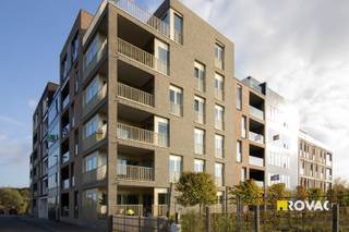 Instapklaar en ideaal gelegen nieuwbouwappartement - 101 m² - op de 2de verdieping van residentie "Dac'art" bestaande uit een inkomhal met...