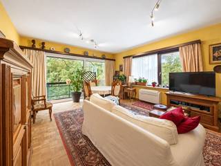 <p><span>Dit </span><strong><span>2-slaapkamerappartement op de eerste verdieping</span></strong><span> van Residentie Het Park combineert een praktische indeling met een bijzonder rustige ligging aan de achterzijde van het gebouw.</span></p>
<p><span>Het appartement heeft een oppervlakte van circa </span><strong><span>86 m²</span></strong><span> en beschikt over een ruime leefruimte met toegang tot het </span><strong><span>zuidgerichte terras</span></strong><span>, een aparte keuken, twee slaapkamers en een badkamer met ligbad. Vanuit de leefruimte en het terras geniet je van een mooi en groen uitzicht over de kruinen van de omliggende bomen.</span></p>
<p><span>De afwerking is klassiek en biedt ruimte om verder te moderniseren naar eigen smaak. Dankzij de zuidelijke oriëntatie, het terras en de rustige ligging is dit appartement geschikt voor zowel eigen bewoning, tweede verblijf als investering.</span></p>
<p><span>Residentie Het Park beschikt over een lift en ligt vlak bij het park, op korte afstand van centrum, winkels, horeca, strand en duinen. Garage of parkeerplaats optioneel bij aan te kopen.</span></p>
<p><strong><span>Troeven</span></strong></p>
<ul>
<li><span>Circa 86 m² woonoppervlakte</span></li>
<li><span>Eerste verdieping met lift</span></li>
<li><span>2 slaapkamers</span></li>
<li><span>Zuidgericht terras</span></li>
<li><span>Groen uitzicht over de boomkruinen</span></li>
<li><span>Rustige ligging aan de achterzijde</span></li>
</ul>
<p>Neem gerust contact op voor meer informatie of een bezoek.</p>
<p><strong>Verborgh Real Estate</strong> — +32 470 54 82 28<br /><strong>Covico</strong> — +32 494 87 22 32</p>