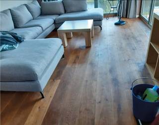 Deze woning in een kleinschalige residentie zonder lift (en dus heel weinig syndic kosten) biedt alle comfort voor een alleenstaande of koppel zonder kinderen.<br />Gebouwd in 2010 voldoet de woonst aan alle huidige normen. Er is mooi sanitair, aparte wc, bruikbare keuken, living met echt parket. Het zicht hier is ronduit mooi te noemen.<br />Op een steenworp naar het centrum of scholen met de fiets, geen probleem. Dichtbij de uitvalswegen en haven. Verwarming met lucht-lucht WP,<br /> <br />Ook ideaal als investering.