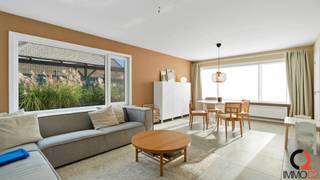 Instapklare kwalitatief gerenoveerde eengezinswoning op perceel van 06 A 48 CA in kindvriendelijke buurt nabij het centrum van Leopoldsburg. <br /><br />De <span>indeling</span> is als volgt: <br /><br /><span>Interieur</span><br />+ Inkomhall met ingebouwde kasten <br />+ Aparte WC <br />+ Leefruimte bestaande uit zit- en eethoek <br />+ Volledig ingerichte leefkeuken met Siemens toestellen en met zicht op en toegang tot het terras en de tuin <br />+ Gerieflijke berging/wasplaats (via plafondluik toegang tot zolderruimte)<br />+ Slaapkamer 1 <br />+ Slaapkamer 2 <br />+ Ingerichte badkamer met lavabomeubel en ligbad met douchemogelijkheid <br />+ Slaapkamer 3 <br /><br /><span>Exterieur</span><br />+ Aangelegde voor – en achtertuin <br />+ Achtertuin is volledig omheind en aan weerszijden van de woning afgesloten<br />+ Zonneterras grenzend aan keuken <br />+ Beklinkerde oprit biedt voldoende parkeergelegenheid <br />+ Volledig geïsoleerd tuinhuis met mogelijkheid tot polyvalente functie (bureau, atelier…)<br />+ Afgesloten tuinkast achter het polyvalente bijgebouw <br /><br />De <span>bergzolder</span> is toegankelijk via de berging/wasplaats.<br />+ Vloerplaat zolder is goed geïsoleerd<br /><br />Kwalitatieve totaalrenovatie in 2020 (m.u.v. het dak): bepleistering muren, plafonds, vloeren, Schüco ramen, deuren, isolatie, elektrische installatie, bijgebouw, keuken, badkamer... . <br /><br />Elektrische installatie is <span>conform</span> het AREI. <br /><br />G-score: A <br />P-score: A<br /><br />Asbest: asbestleien dak en raamtabletten (enkel exterieur!) in massal. <br /><br />EPC: 323 kWh/m²/jaar, UC: 3719836. Energielabel D. <strong>GEEN RENOVATIEVERPLICHTING!</strong> <br /><br />Rustig gelegen in kindvriendelijke buurt nabij het centrum van Leopoldsburg, nabij winkels, scholen, openbaar vervoer en overige voorzieningen. <br /><br />De woning is geschikt voor jong en oud gezien alle ruimtes zich op de begane verdieping lokaliseren!