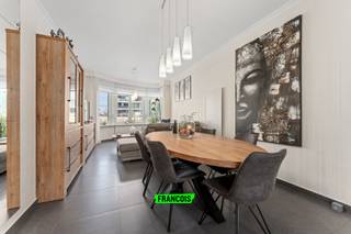 De rustige doch centrale ligging van deze duplex koppelt winkelmogelijkheden en kwalitatieve handelszaken aan de rust van de Zee en strand...