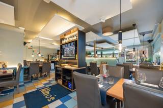 Op een uitstekende locatie langs de Gentsesteenweg, een belangrijke invalsweg naar het centrum van Mechelen, bevindt zich dit veelzijdige...