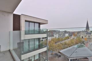 Opzoek naar een ruime Penthouse met adembenemend verzicht in hartje Beveren? Dan is snel zijn de boodschap!<br /><br />Deze zeer ruime penthouse bevindt zich op de TOPlocatie in centrum Beveren "Grote Markt". <br /><br />Het appartement bestaat uit een ruime inkomhal met apart toilet en mogelijkheid tot een vestiaire, een zeer ruime living met tal van grote raampartijen en aansluitend een terras (momenteel reeds voorziening van volledig openklapbare ramen zodat u heel open gevoel met buiten kan creëren - mogelijkheid overdekt terras), een ingerichte keuken, 3 ruime slaapkamers, 2 badkamers en een wasruimte met aansluitend een extra berging. <br /><br />Er is een lift aanwezig in het gebouw.<br /><br />Tot slot is er ook een berging voorzien in de kelderverdieping.<br /><br />Indien gewenst kan u opteren voor een garagebox in het naastliggend gebouw (Residentie Square) op de gelijkvloerse parkeergarage aan 100 euro per maand.<br /><br />De provisie voor de gemeenschappelijke kosten bedraagt 100 euro per maand. Het appartement is beschikbaar vanaf 1 maart 2026<br /><br />Twijfel niet om ons te contacteren voor meer informatie of een plaatsbezoek in dit TOPappartement via verhuur@homevast.be of tel. 03 376 20 20.