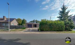 GELIJKVLOERSE BUNGALOW BOORDEVOL POTENTIEELDeze gelijkvloerse woning is gelegen langs de rustige Brelaarschansweg vlakbij het centrum van Houthalen...