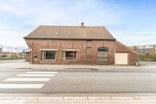 Voormalig te renoveren café ‘De boshoek’ met woonst bestaande uit: het café zelf,  kamer op het gelijkvloers die kan gebruikt worden als slaapkamer...