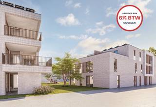 <p><span>Welkom in Spoortuin, een kleinschalig en kwalitatief woonproject waar wonen meer betekent dan enkel thuiskomen. Hier woon je in een rustige, groene omgeving, zonder in te boeten aan de voordelen van het dorpscentrum.</span></p><p><span>De twee hedendaagse gebouwen zijn ingeplant rond een ruime gemeenschappelijke binnentuin, die een oase van rust vormt voor bewoners en bezoekers. Grote raampartijen en royale terrassen zorgen ervoor dat binnen en buiten naadloos in elkaar overvloeien en creëren een aangename, lichtrijke woonbeleving.</span></p><p><span>Spoortuin werd ontworpen met het oog op de toekomst. Elk appartement voldoet aan de BEN-normen en beschikt over vloerverwarming en passieve koeling via een collectief warmtepompsysteem, aangevuld met zonnepanelen en hoogwaardige isolatie. Zo geniet u niet alleen van optimaal wooncomfort, maar ook van een bijzonder laag energieverbruik. </span></p><p><span>Dankzij de centrale ligging bevindt u zich op enkele minuten van winkels, scholen, horeca en het station van Puurs. Bovendien zorgen de vlotte verbindingen naar Antwerpen, Brussel en Sint-Niklaas ervoor dat Spoortuin de ideale uitvalsbasis vormt voor wie rustig wil wonen en toch overal dichtbij wil zijn.</span></p><p><span> </span></p><p><span> </span></p>